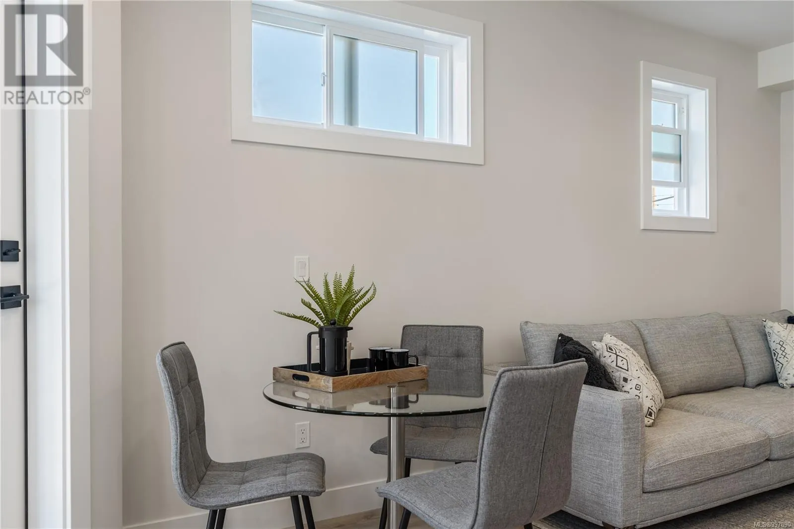 2 910 Old Esquimalt Rd