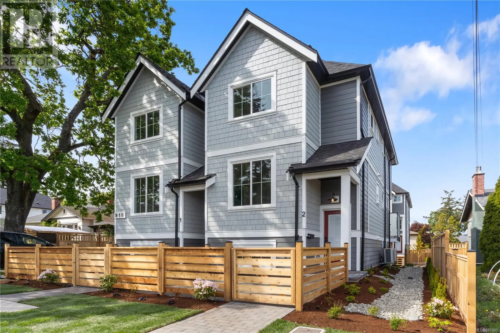 2 910 Old Esquimalt Rd