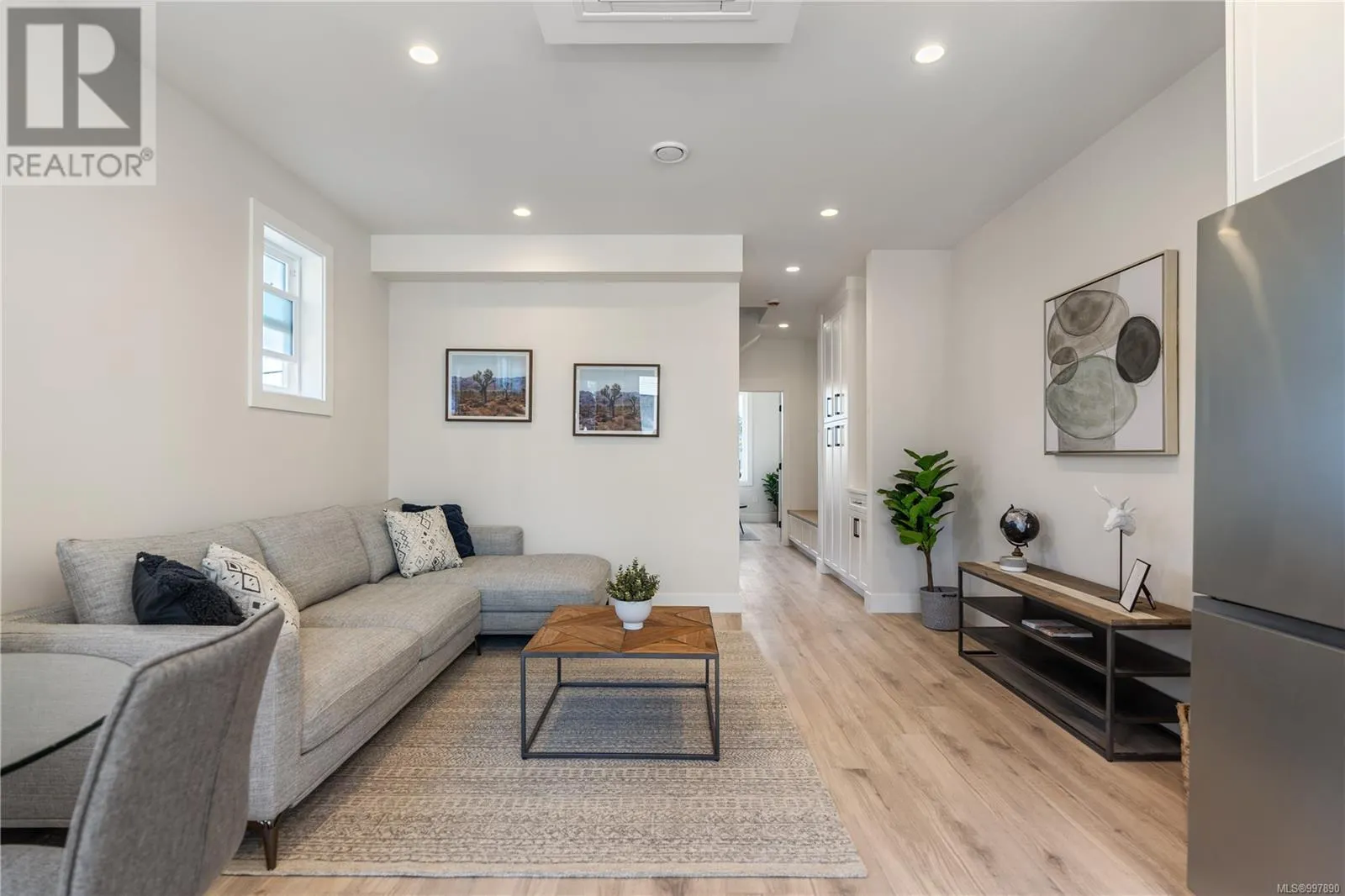 2 910 Old Esquimalt Rd