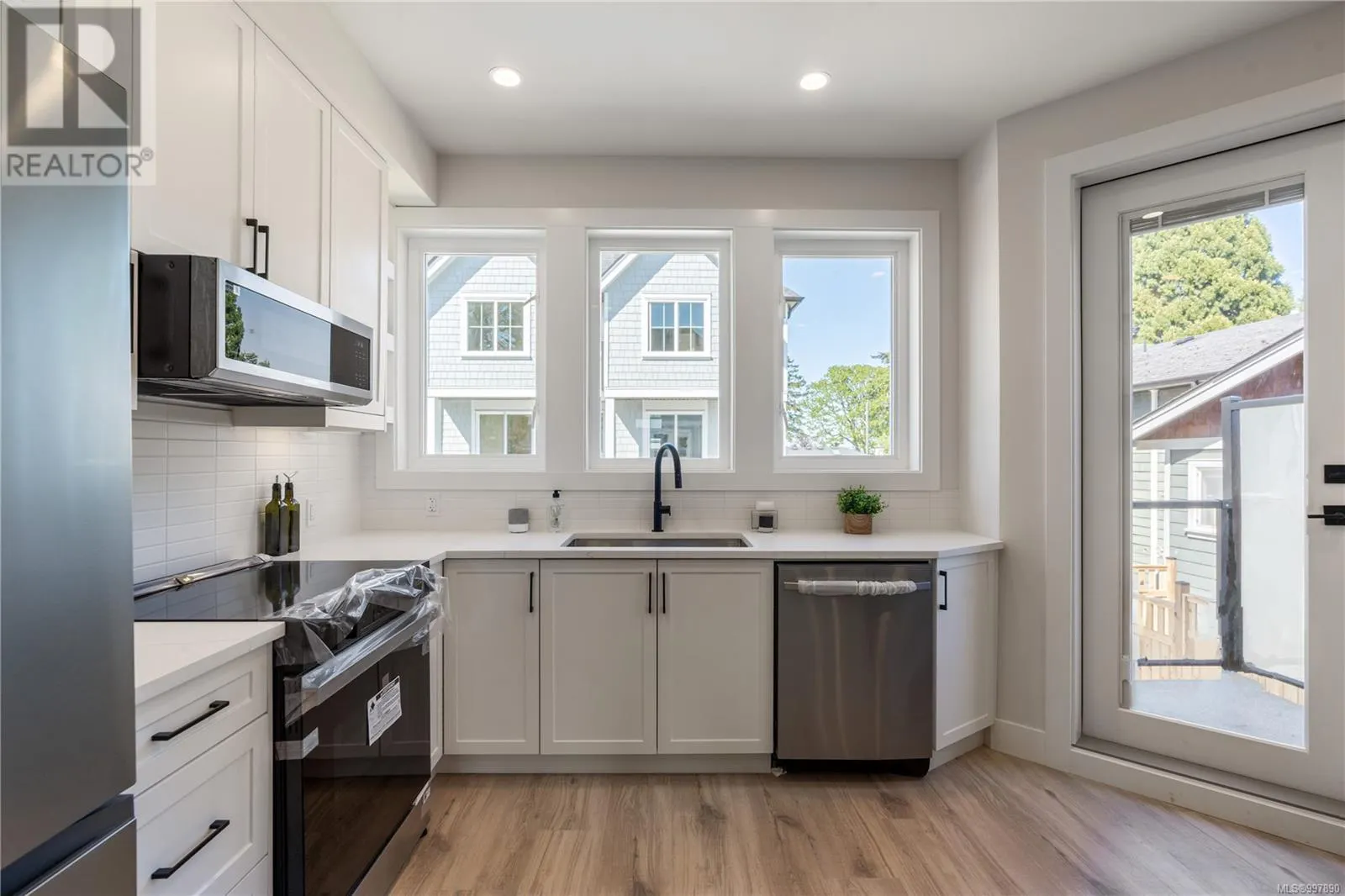 2 910 Old Esquimalt Rd
