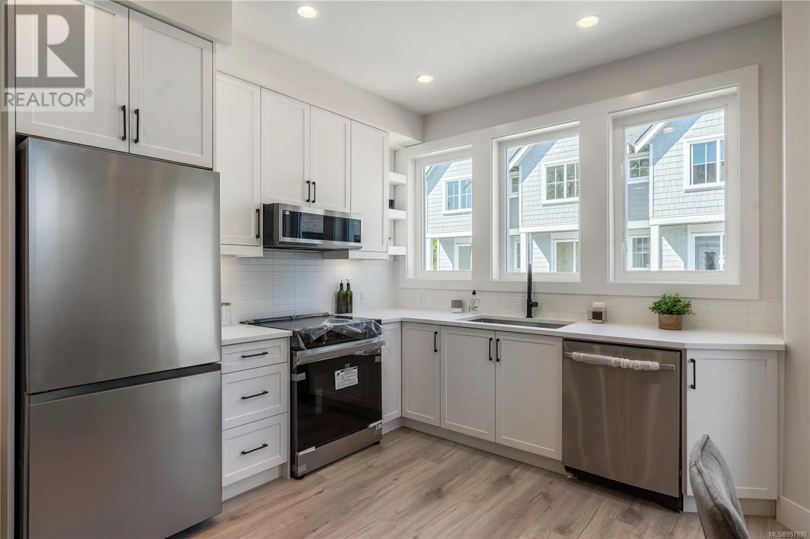 2 910 Old Esquimalt Rd