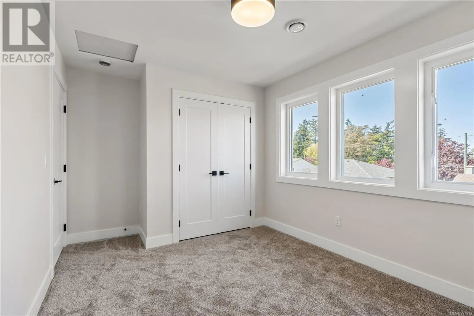 4 910 Old Esquimalt Rd