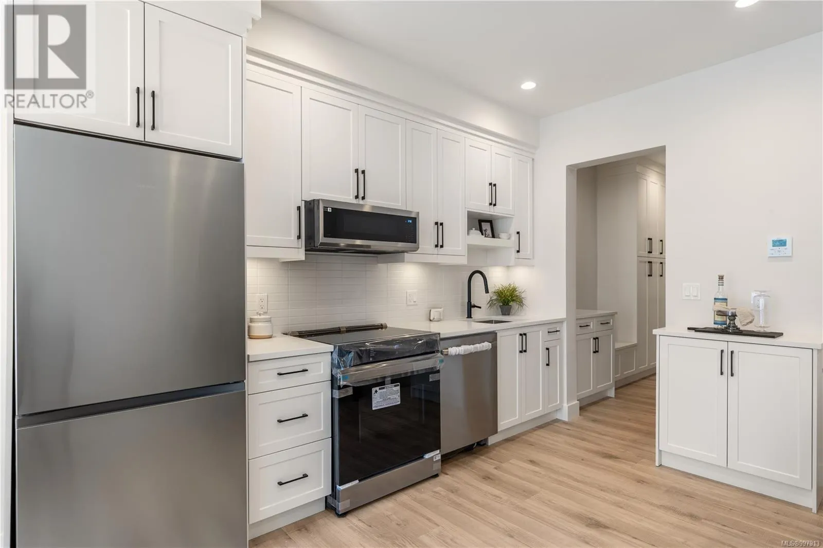 4 910 Old Esquimalt Rd