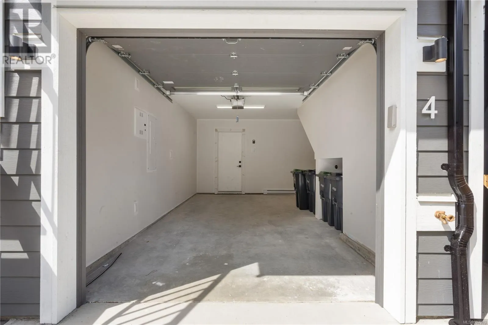 4 910 Old Esquimalt Rd
