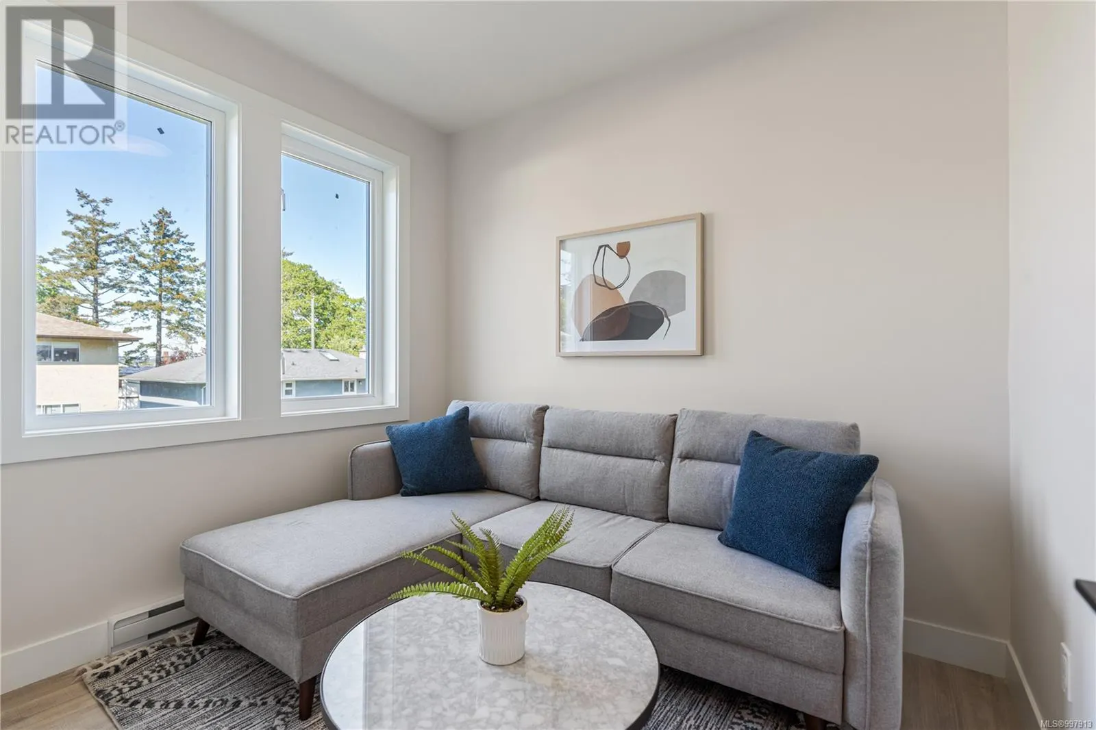 4 910 Old Esquimalt Rd