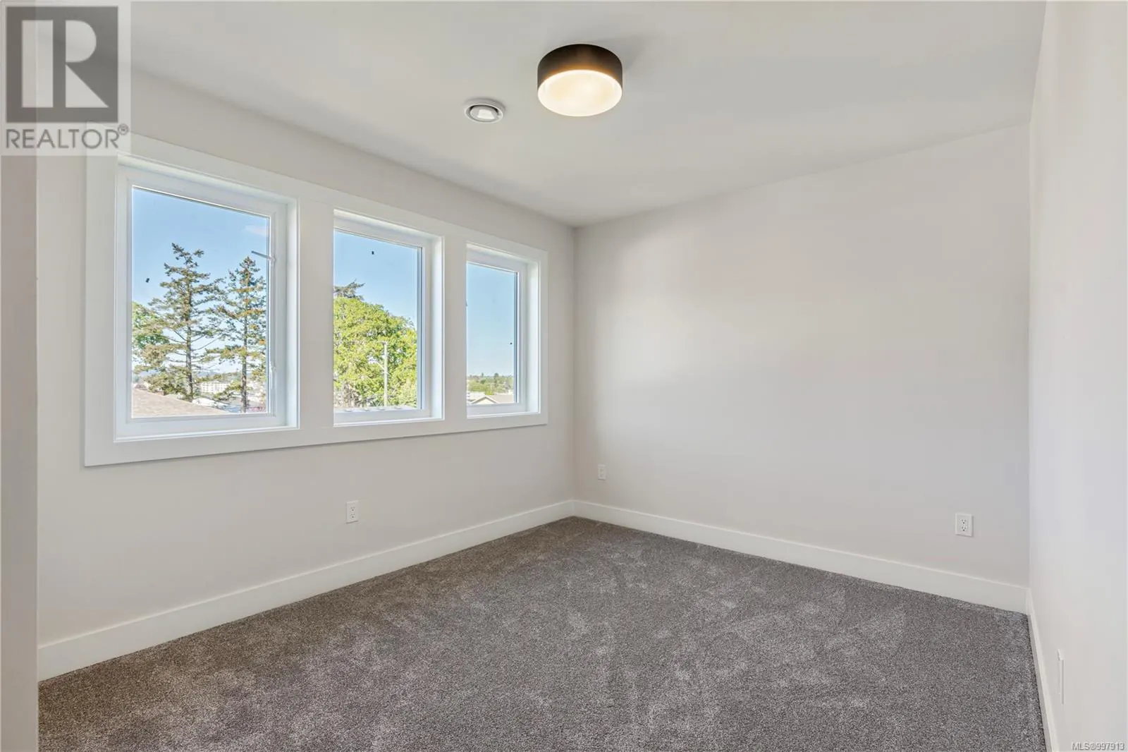 4 910 Old Esquimalt Rd