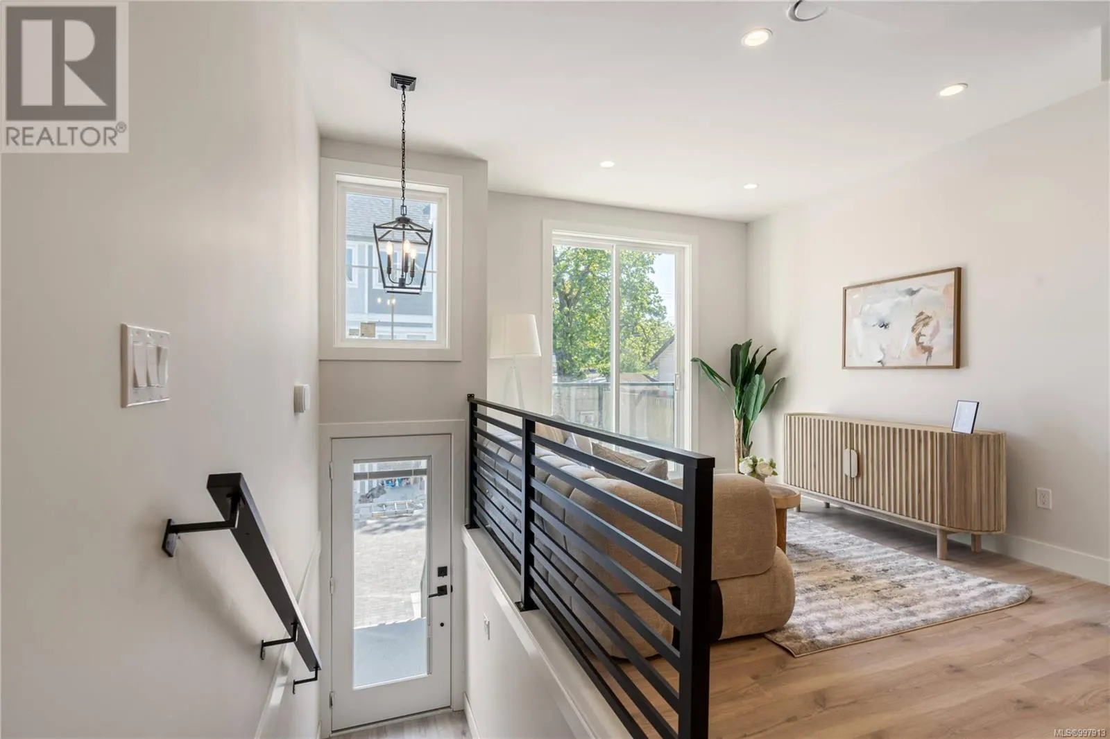 4 910 Old Esquimalt Rd