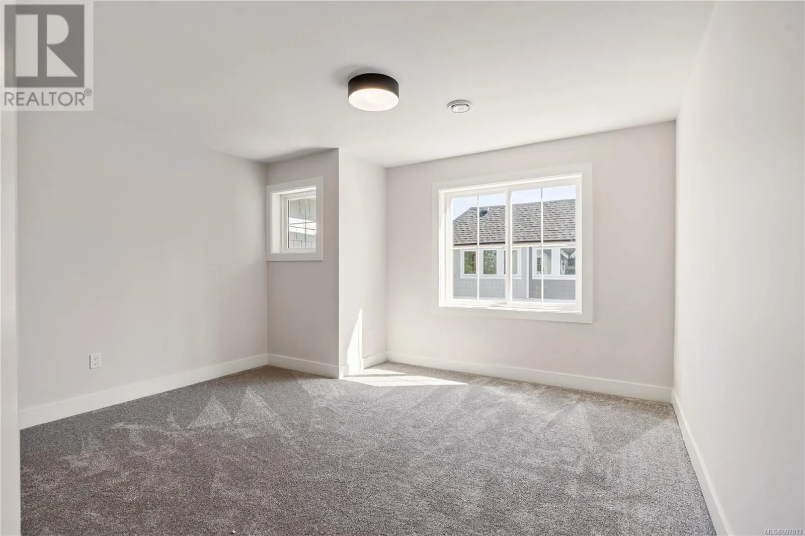 4 910 Old Esquimalt Rd