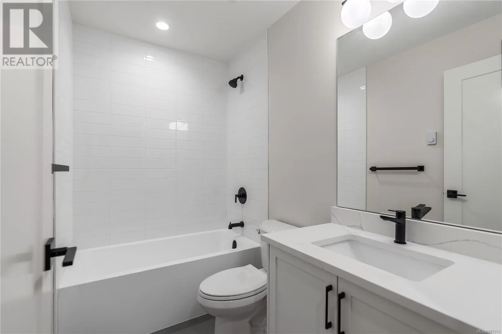 4 910 Old Esquimalt Rd