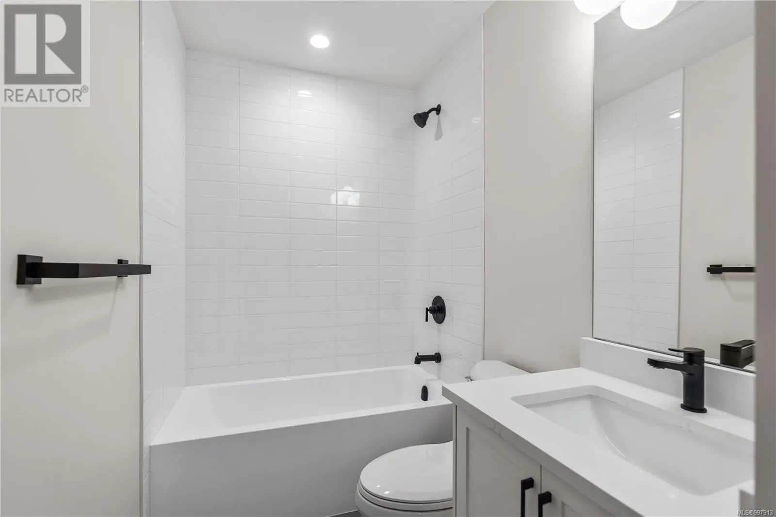 4 910 Old Esquimalt Rd