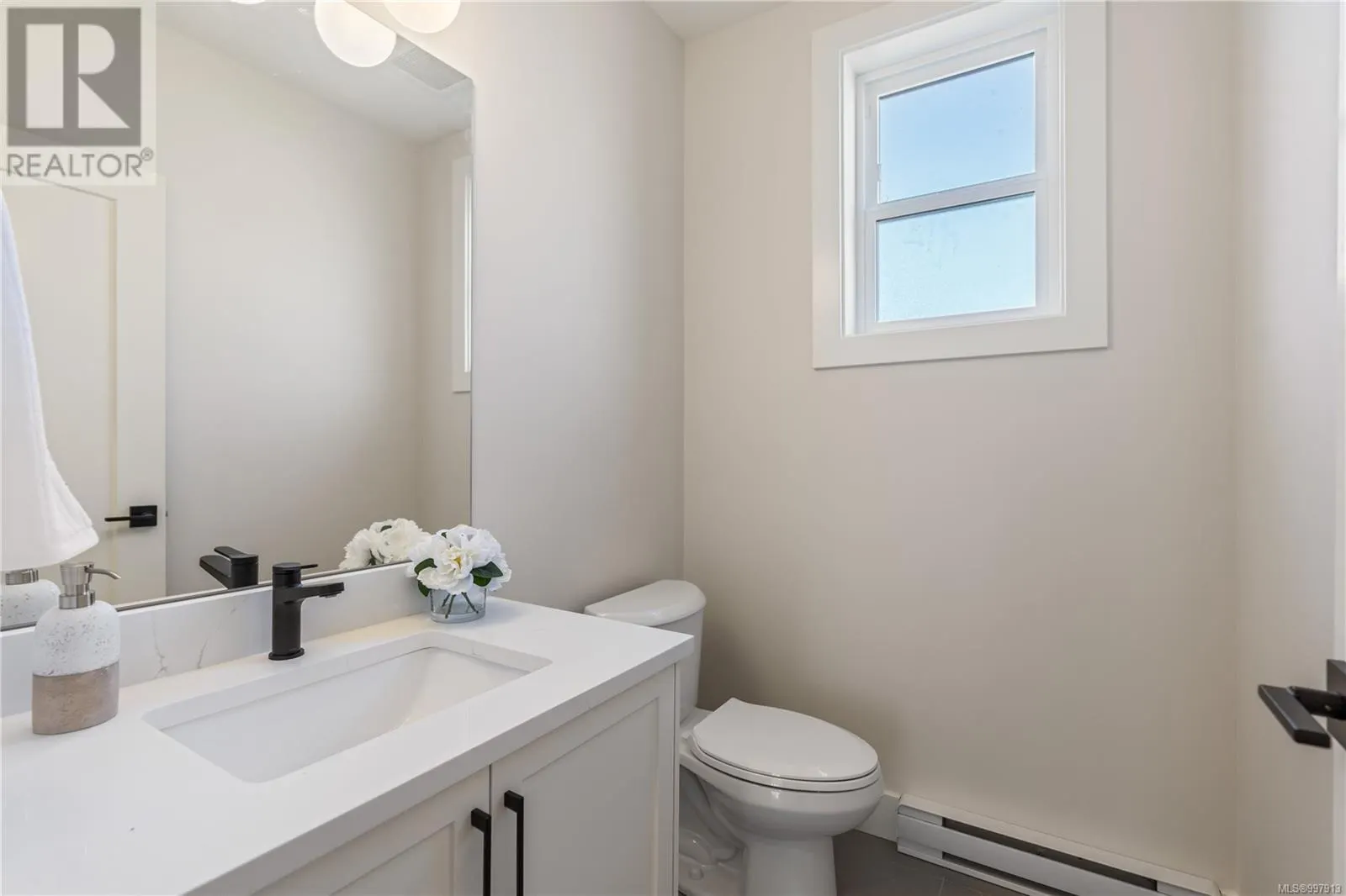 4 910 Old Esquimalt Rd