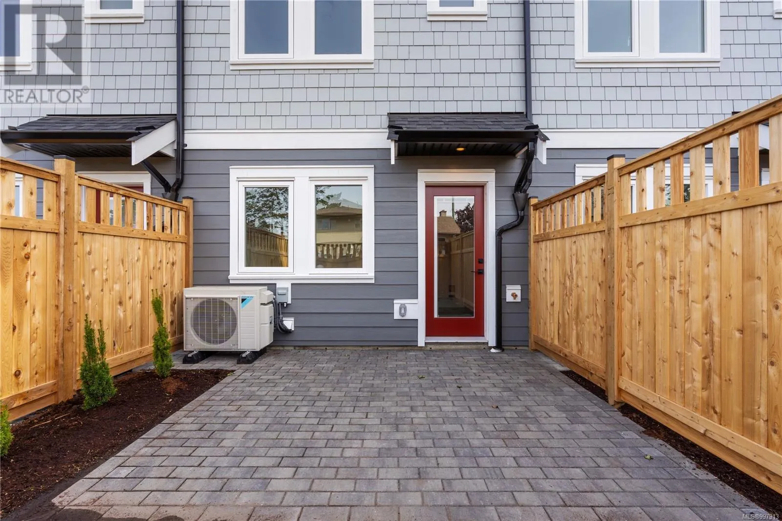 4 910 Old Esquimalt Rd