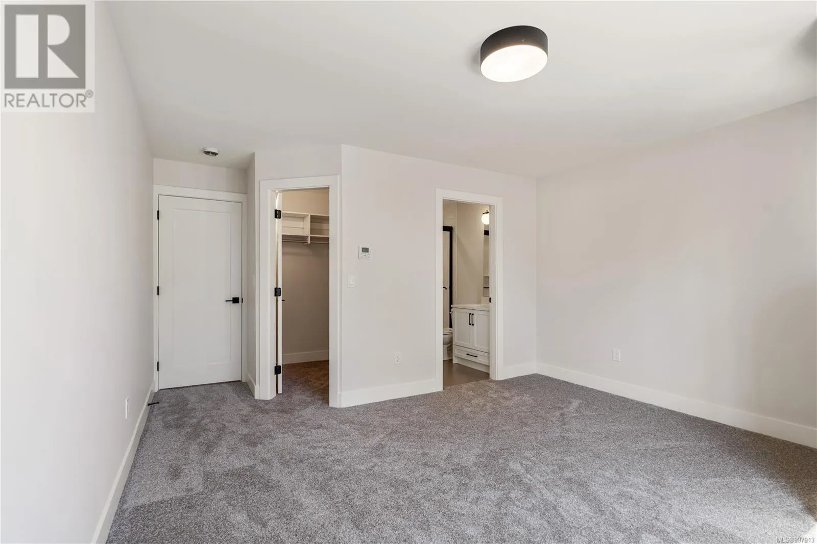 4 910 Old Esquimalt Rd