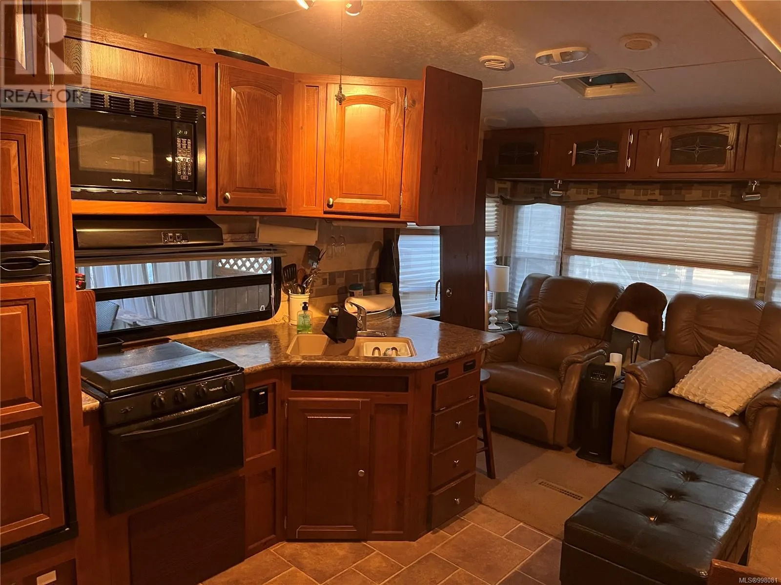B9 10324 Lakeshore Rd