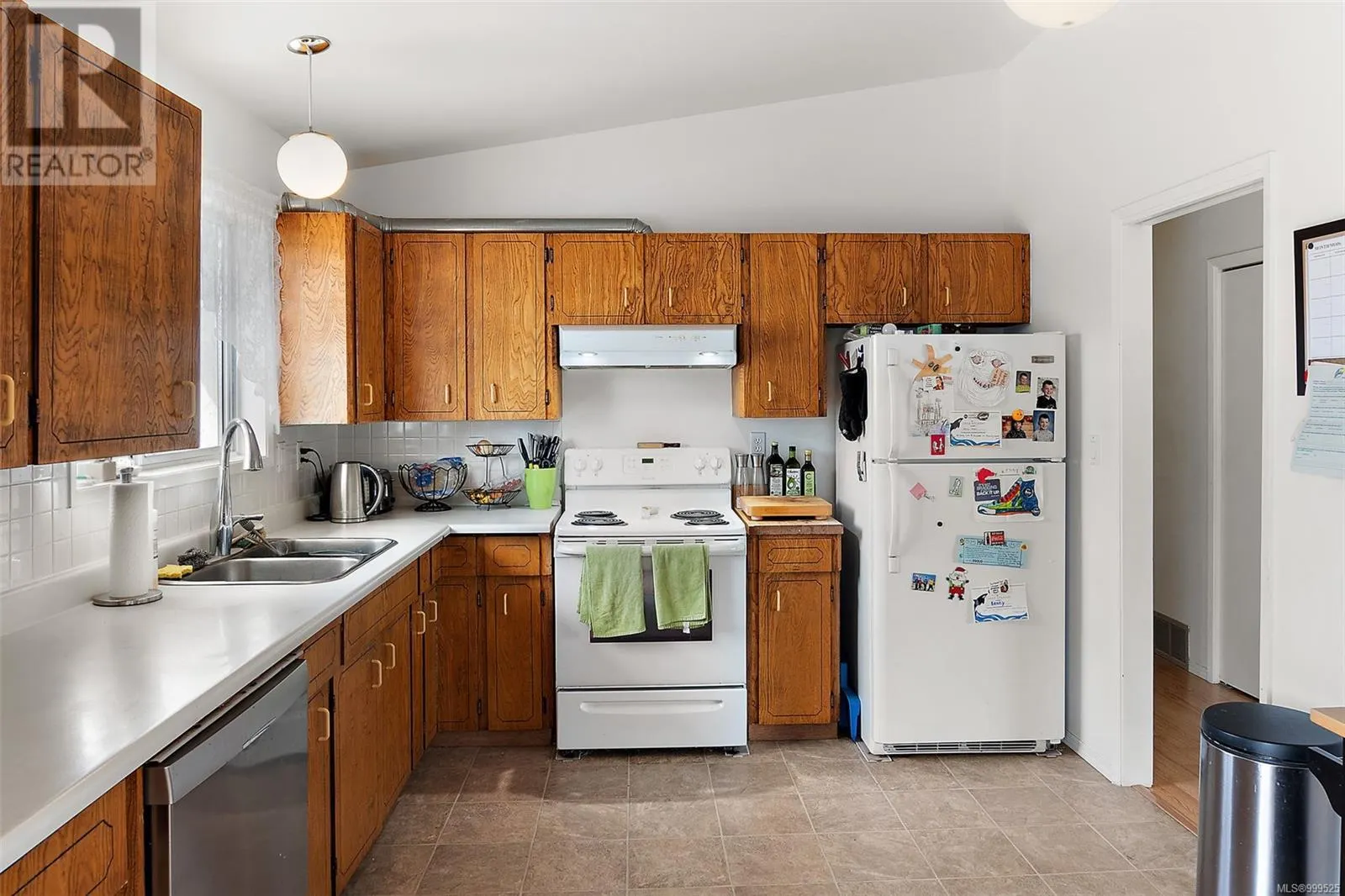 1881 Seaboard Cres