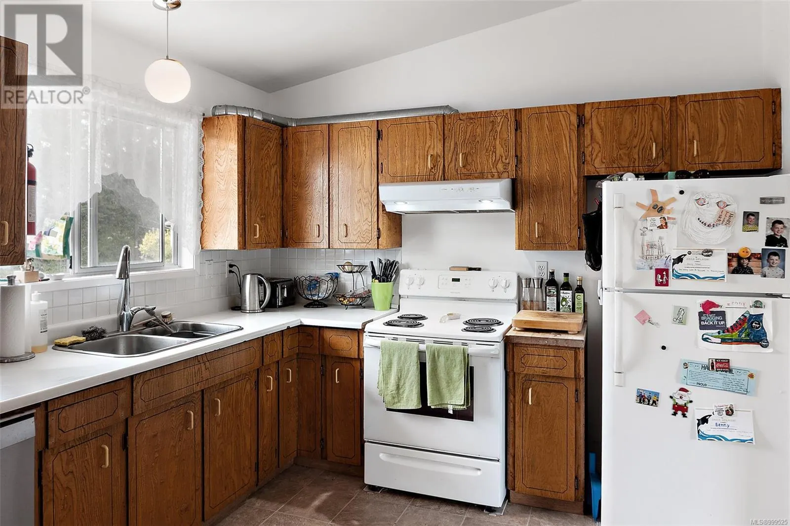 1881 Seaboard Cres