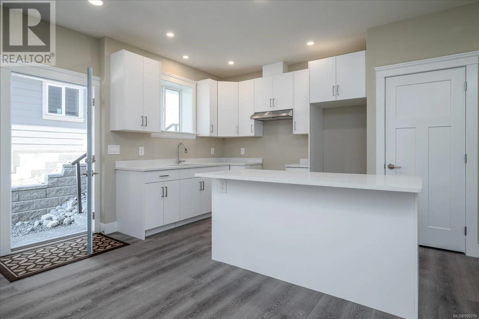 163 Golden Oaks Cres