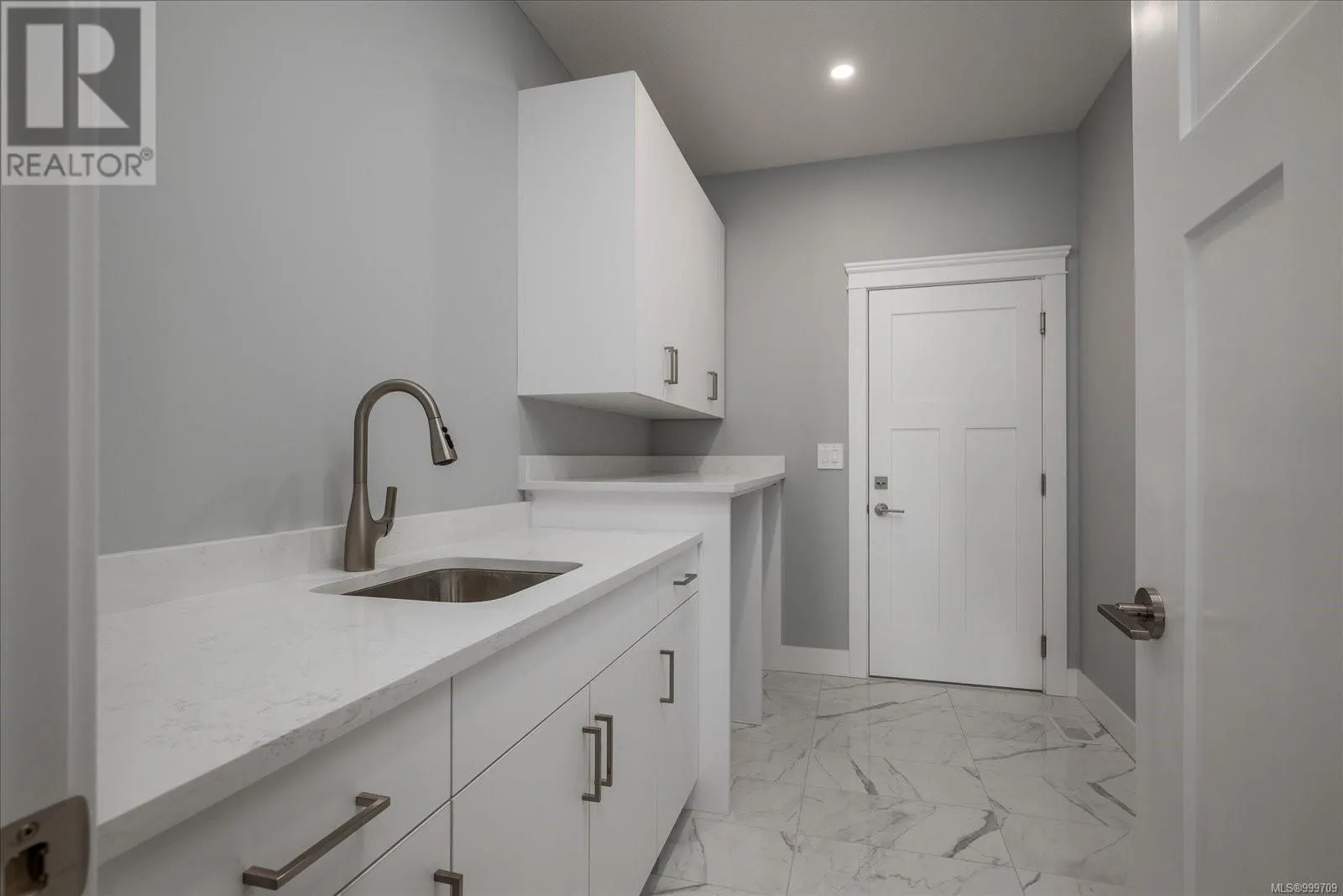 163 Golden Oaks Cres