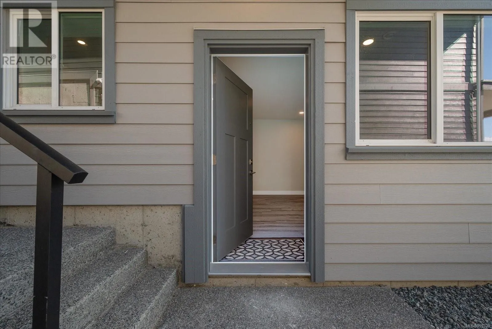 163 Golden Oaks Cres
