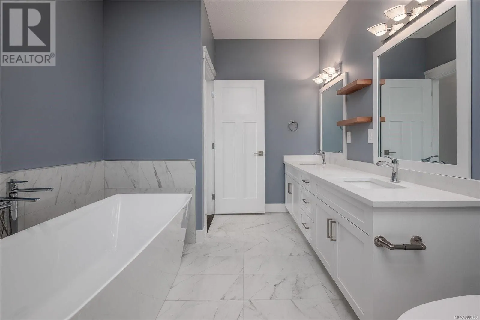 163 Golden Oaks Cres