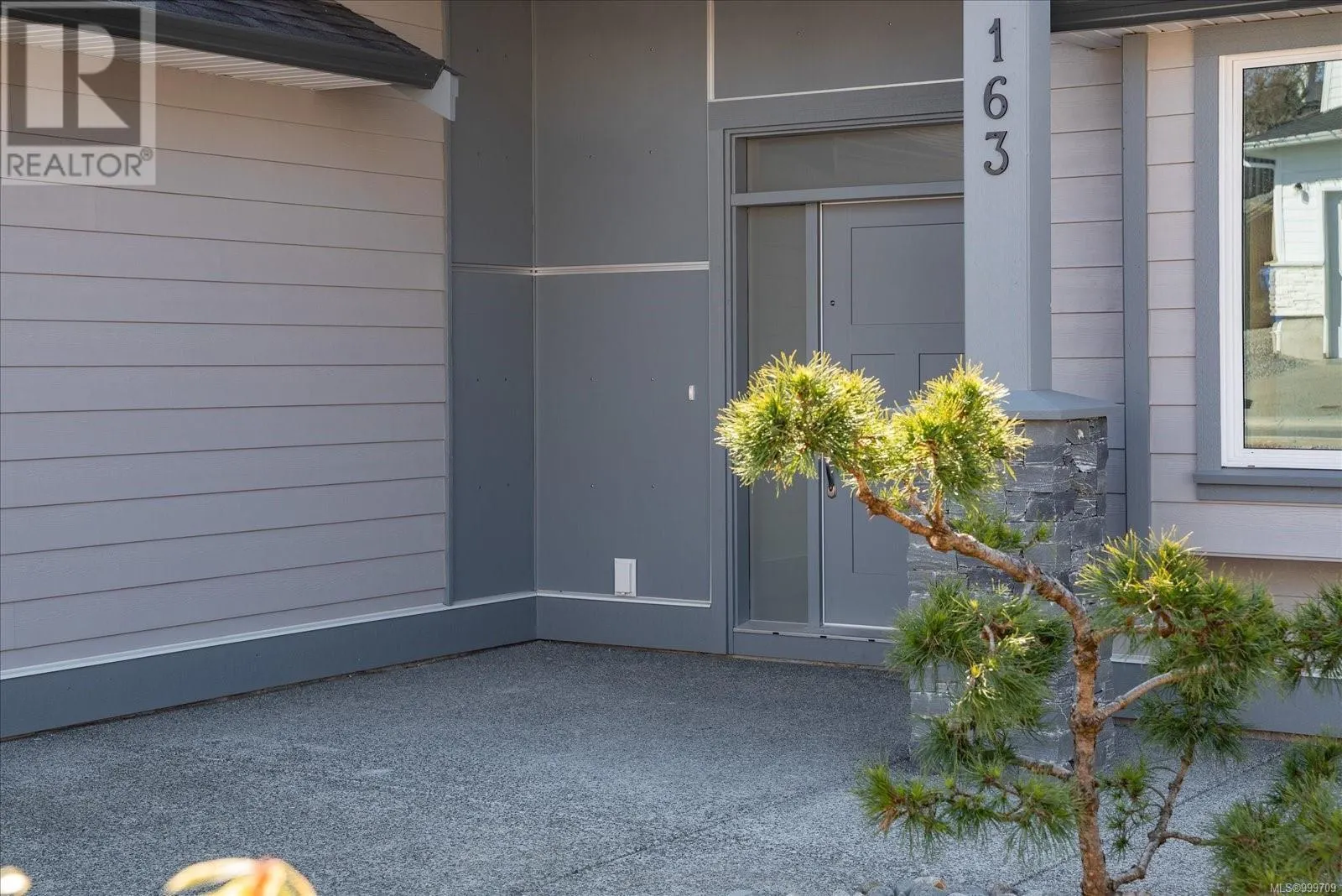 163 Golden Oaks Cres