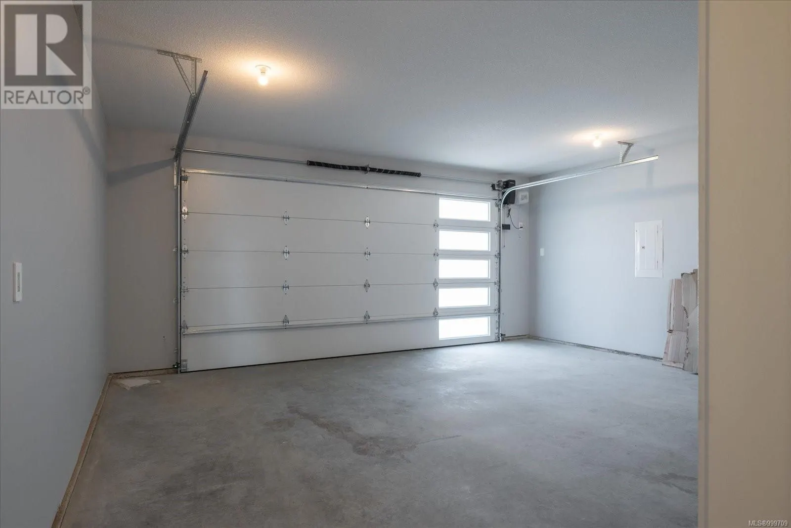 163 Golden Oaks Cres