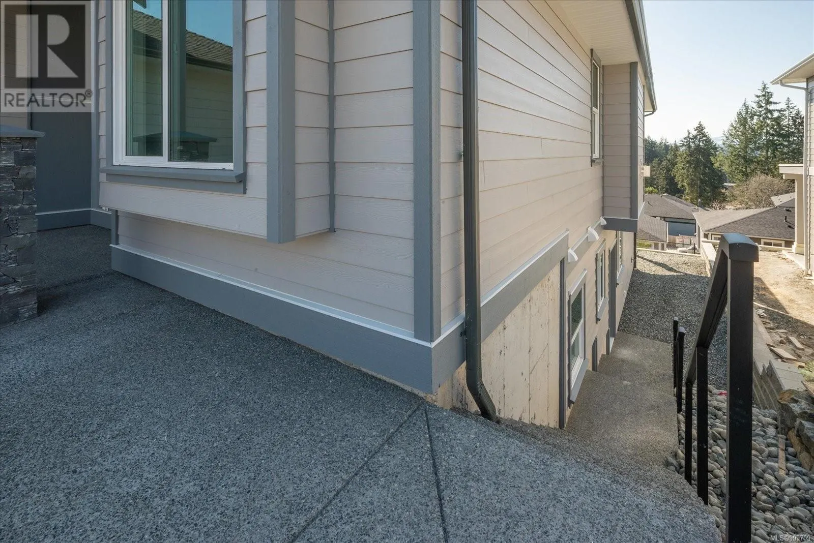 163 Golden Oaks Cres
