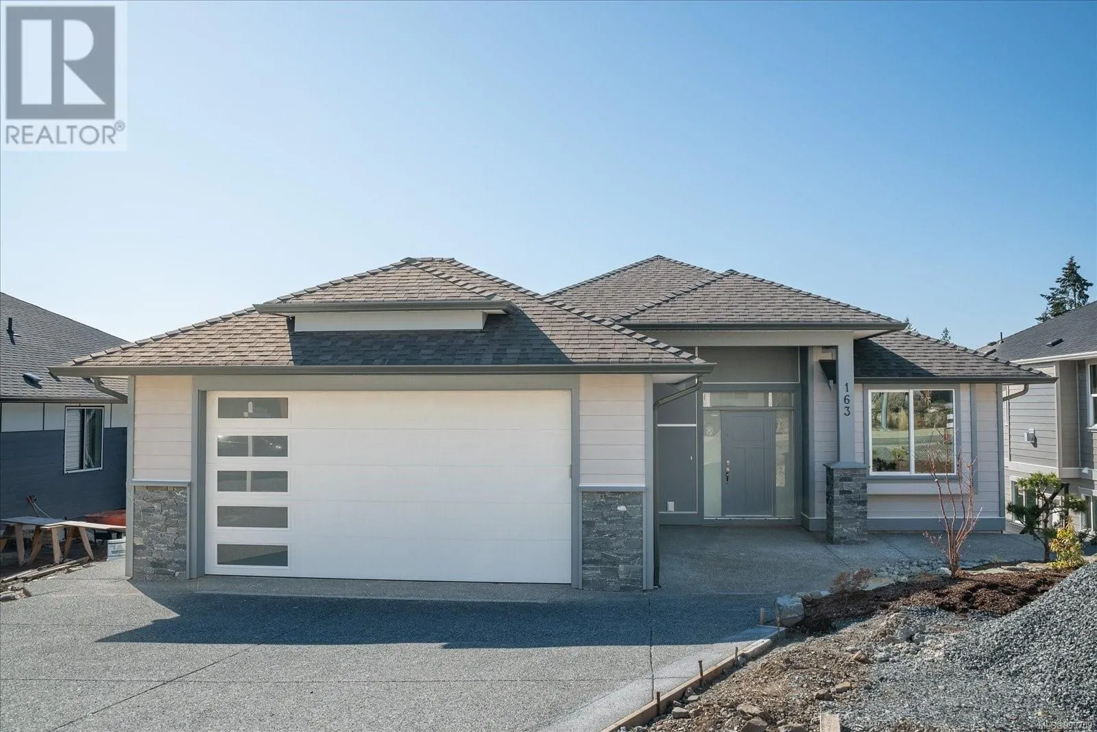 163 Golden Oaks Cres