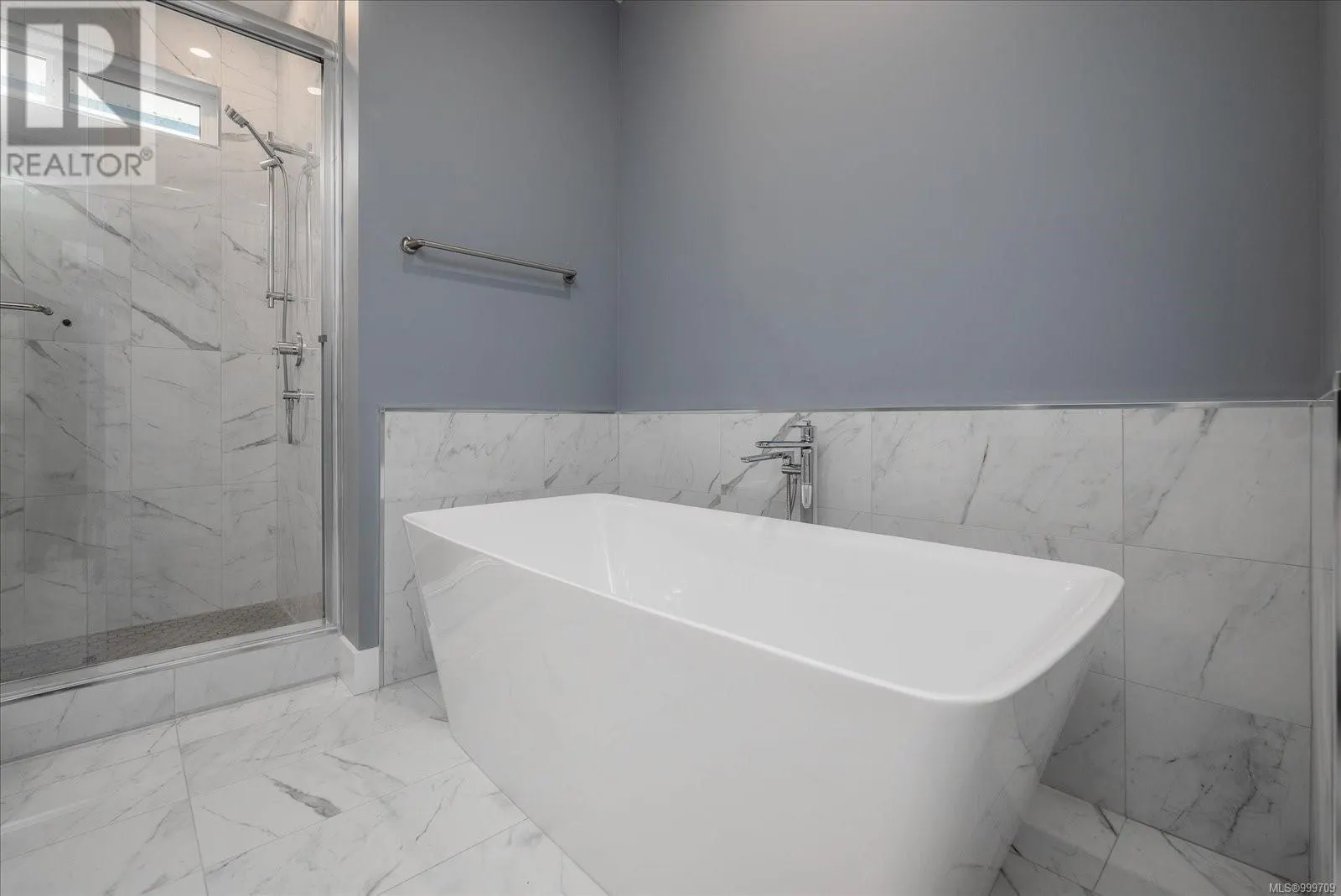 163 Golden Oaks Cres