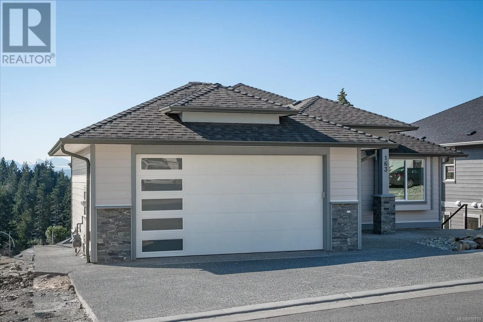 163 Golden Oaks Cres