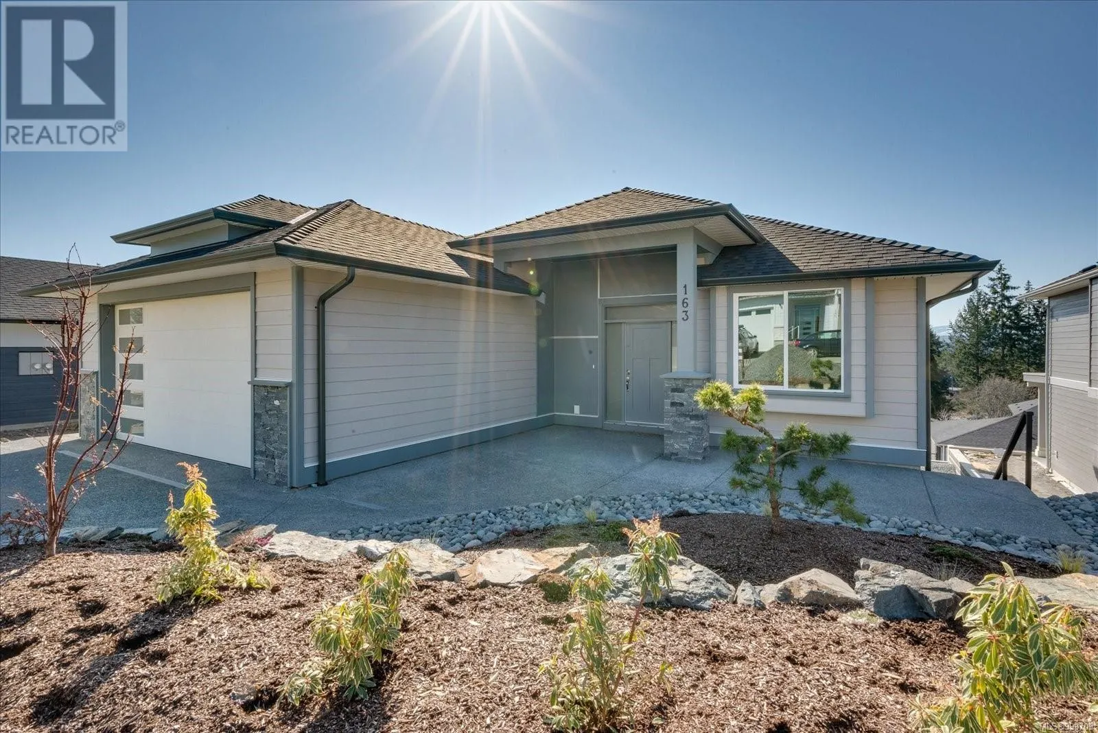 163 Golden Oaks Cres