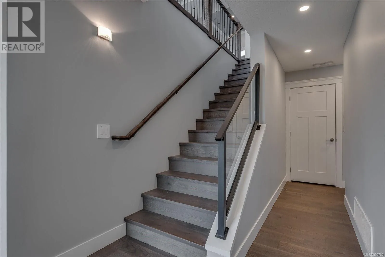 163 Golden Oaks Cres