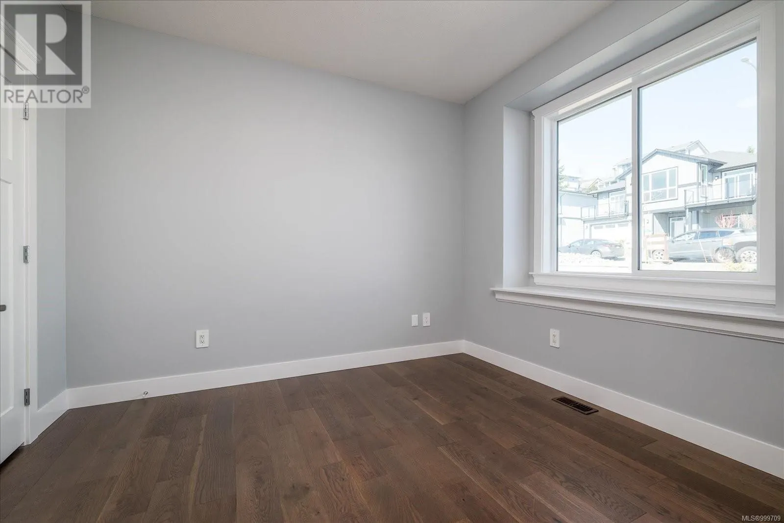 163 Golden Oaks Cres