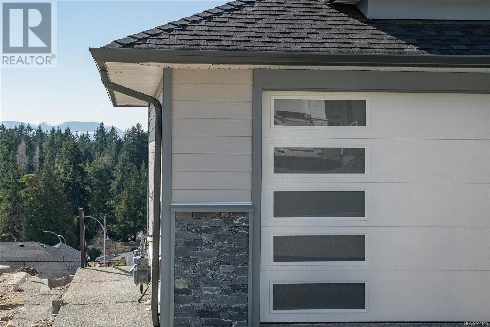 163 Golden Oaks Cres