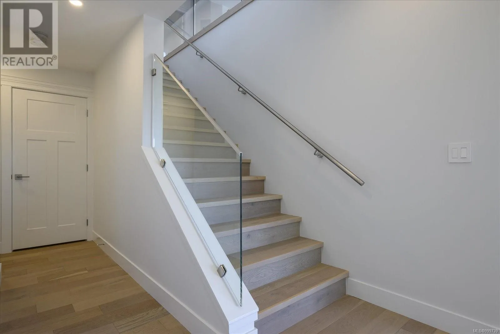 167 Golden Oaks Cres