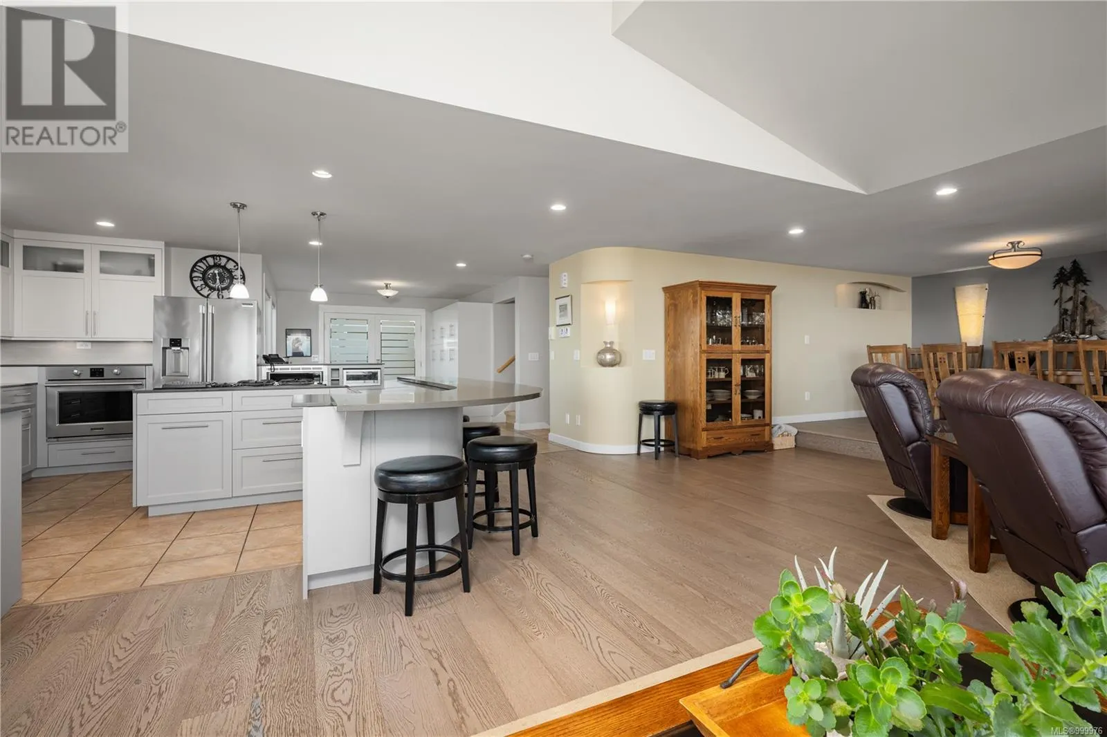 3724 Glen Oaks Dr