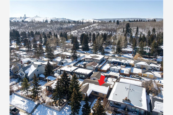 8927 34 Avenue NW, Calgary