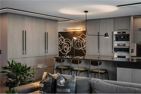 404, 629 Royal Avenue SW, Calgary