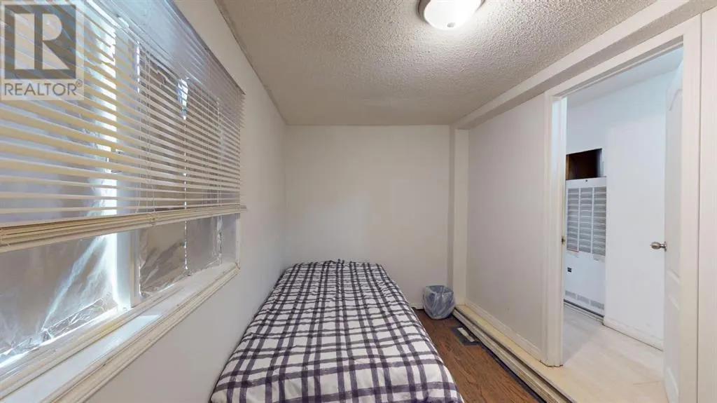 301 Grenfell Crescent