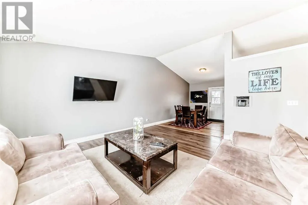 203 Strathaven Bay
