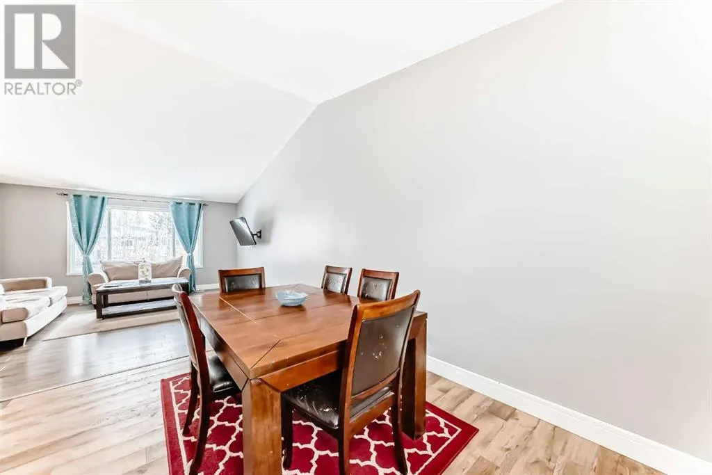 203 Strathaven Bay