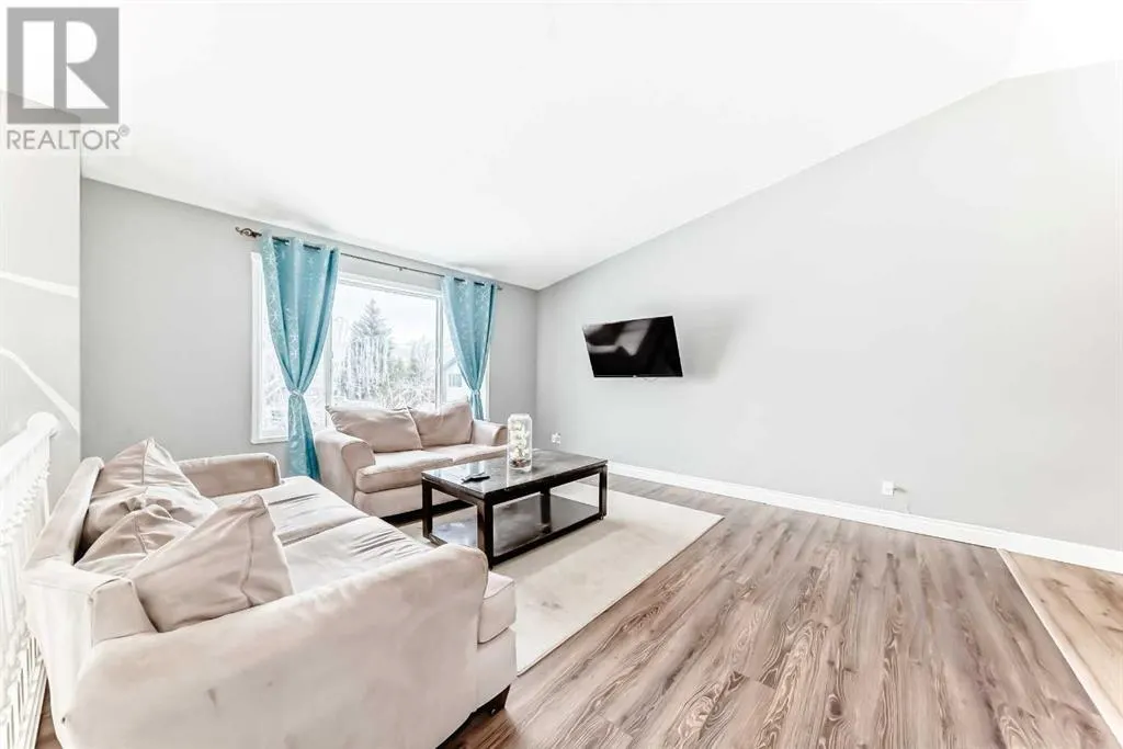 203 Strathaven Bay