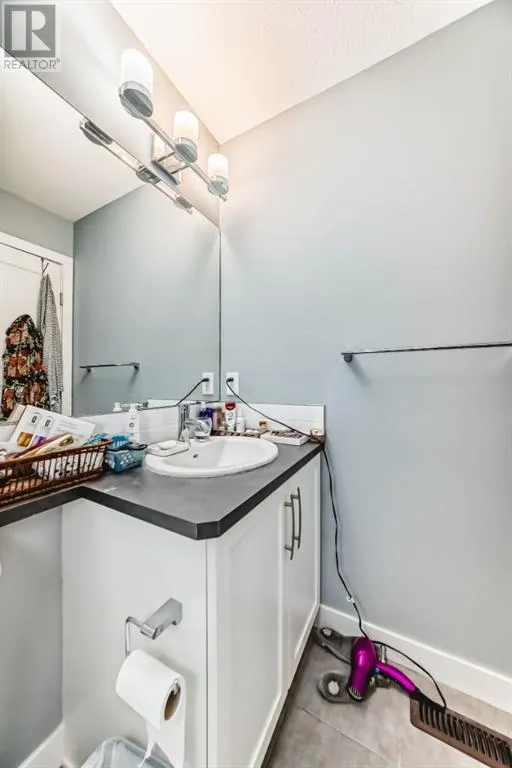 1605, 32 Horseshoe Crescent