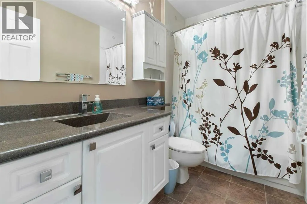 33 LAKESIDE GREENS CLOSE