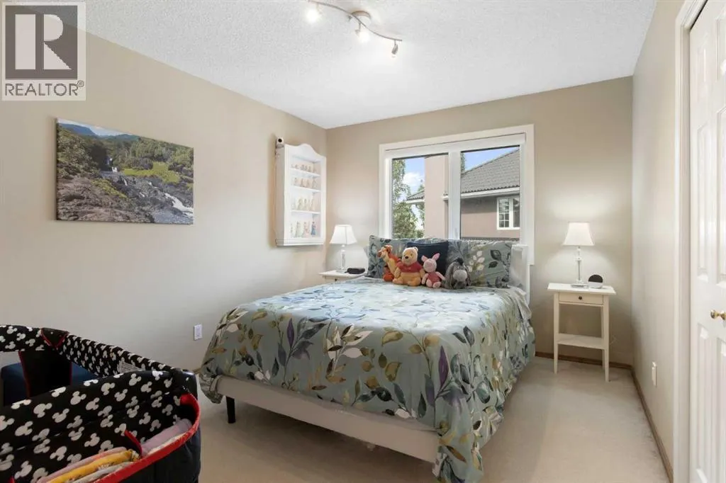 33 LAKESIDE GREENS CLOSE