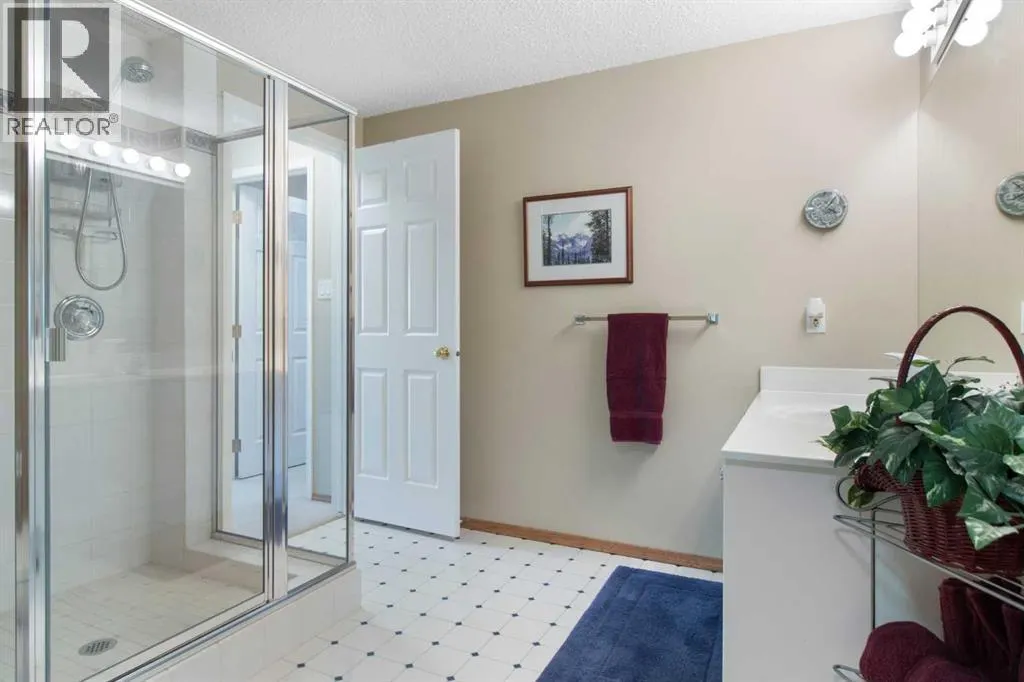 33 LAKESIDE GREENS CLOSE