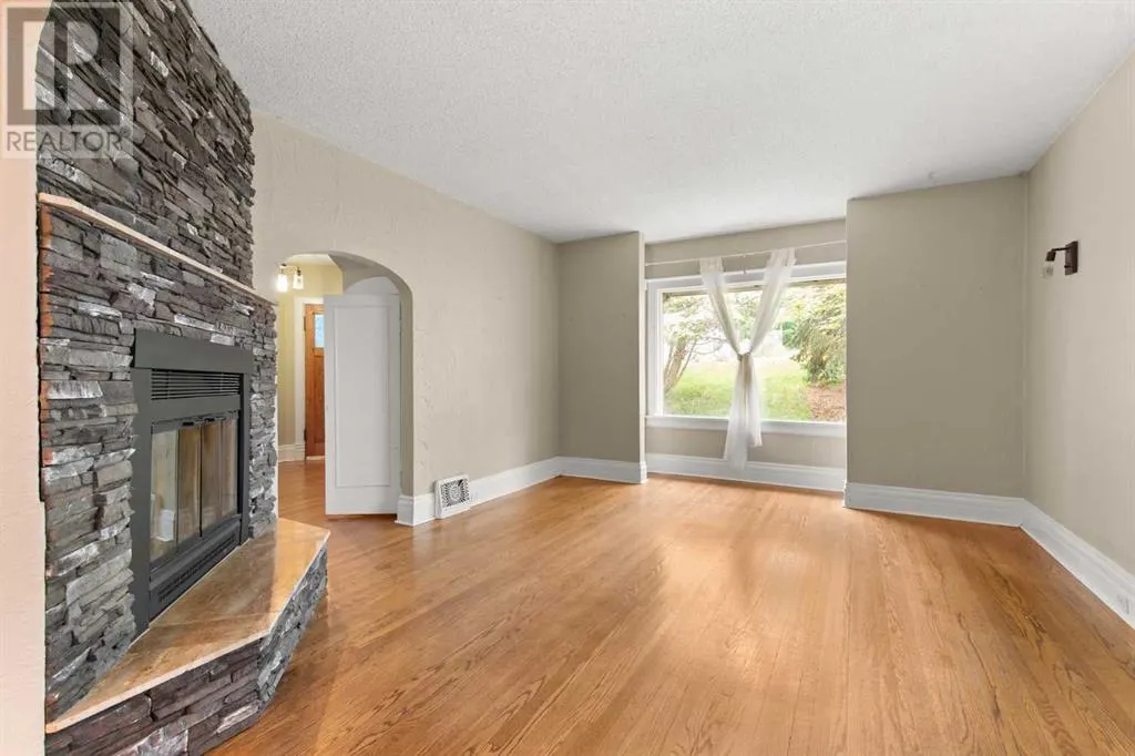 118 2 Street SW