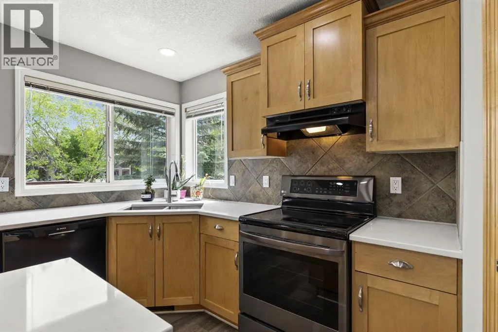38 Simcoe Crescent SW