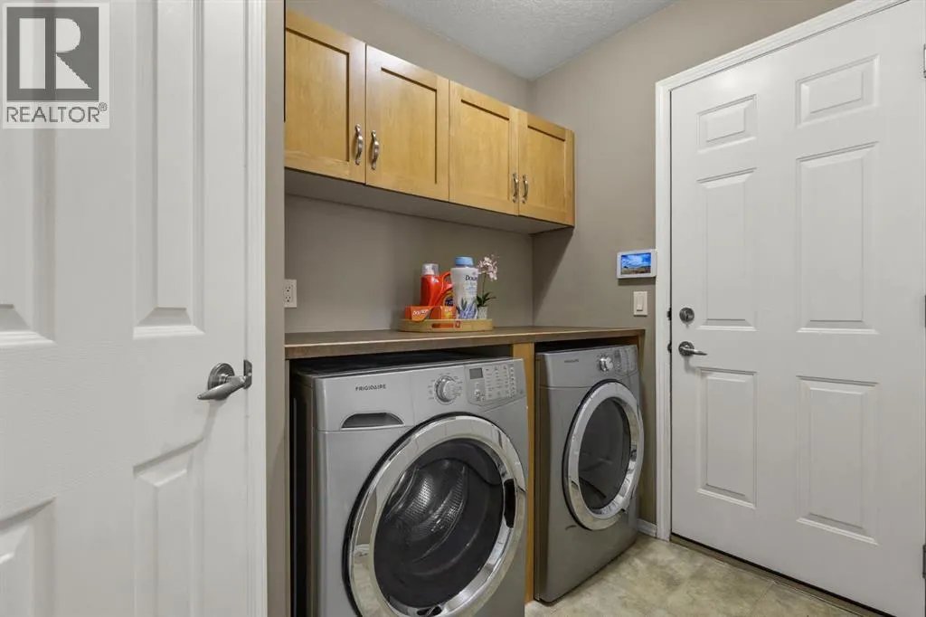 38 Simcoe Crescent SW