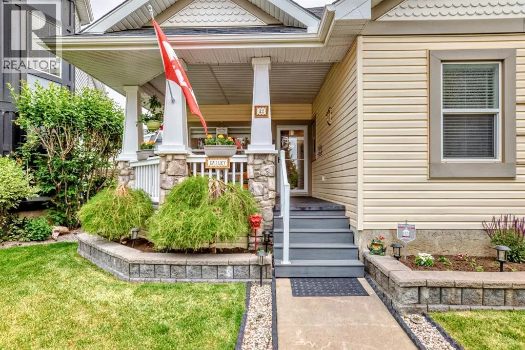 42 Inverness Close SE